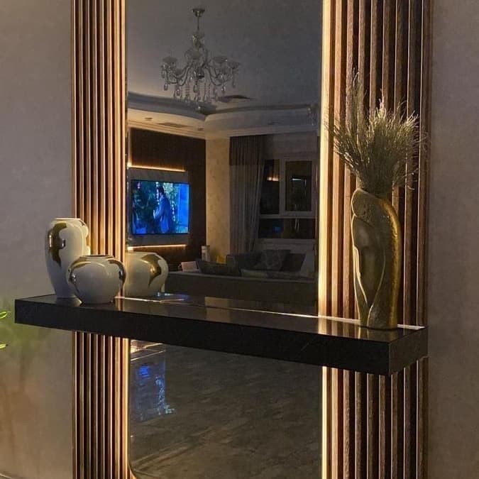 رف مدخل بين شرائح خشب مضيئة